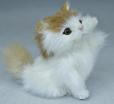 Tierfiguren - Katze braun-weiß- klein mit erhobener Pfote