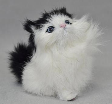 Tierfiguren - Katze schw.-weiß- klein mit erhobener Pfode